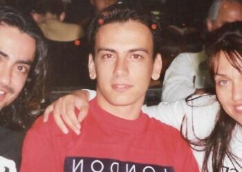 Ο κούκλος νεαρός που ποζάρει ανάμεσα σε Γαρμπή-Σχοινά είναι σήμερα διάσημος Έλληνας