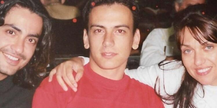 Ο κούκλος νεαρός που ποζάρει ανάμεσα σε Γαρμπή-Σχοινά είναι σήμερα διάσημος Έλληνας