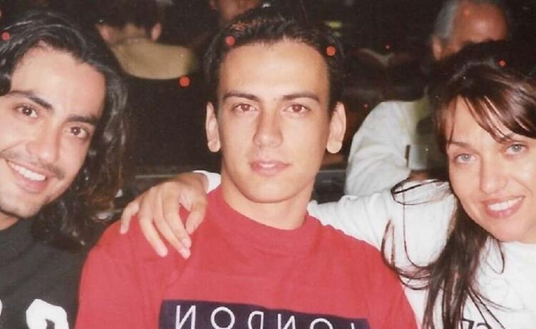 Ο κούκλος νεαρός που ποζάρει ανάμεσα σε Γαρμπή-Σχοινά είναι σήμερα διάσημος Έλληνας