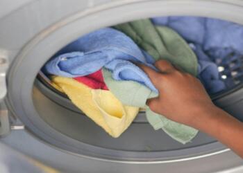 Μυρίζει μούχλα το πλυντήριο ρούχων; Απαλλαγείτε τώρα μ’ αυτά τα 2 υλικά που υπάρχουν στο σπίτι σας