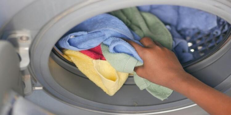 Μυρίζει μούχλα το πλυντήριο ρούχων; Απαλλαγείτε τώρα μ’ αυτά τα 2 υλικά που υπάρχουν στο σπίτι σας
