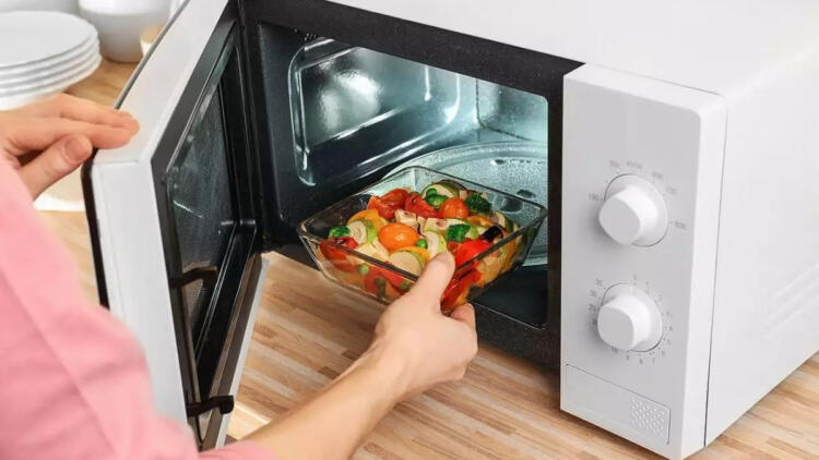 Προσοχή, κίνδυνος! Πόσο επιβλαβής μπορεί να είναι ο φούρνος μικροκυμάτων;