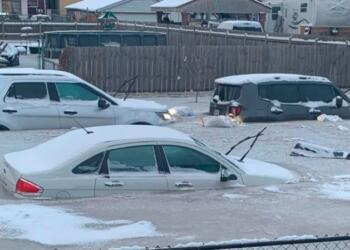 ΗΠΑ: Πρώτα πλημμύρισαν οι δρόμοι και μετά… πάγωσαν – Ακινητοποιημένα τα οχήματα, νεκρά 2 παιδιά