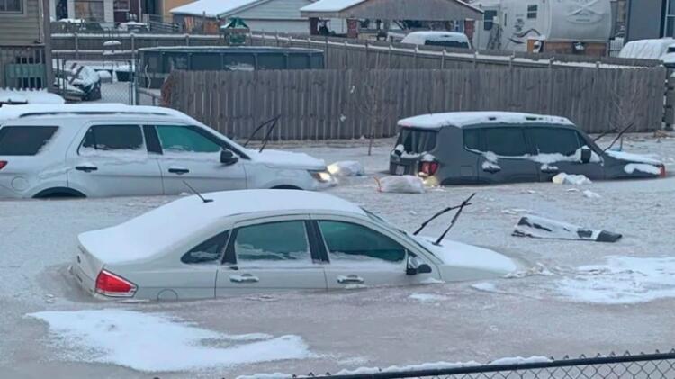 ΗΠΑ: Πρώτα πλημμύρισαν οι δρόμοι και μετά… πάγωσαν – Ακινητοποιημένα τα οχήματα, νεκρά 2 παιδιά