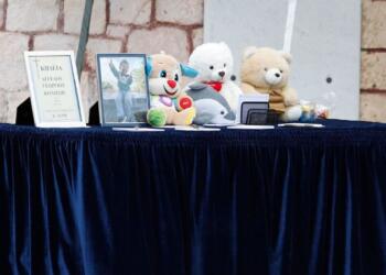 Θρήνος στην Καλλιθέα: Σπαράξαν καρδιές στη κηδεία του μικρού Άγγελου – Ήταν και το… αγαπημένο του αρκουδάκι εκεί