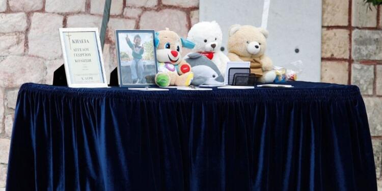 Θρήνος στην Καλλιθέα: Σπαράξαν καρδιές στη κηδεία του μικρού Άγγελου – Ήταν και το… αγαπημένο του αρκουδάκι εκεί