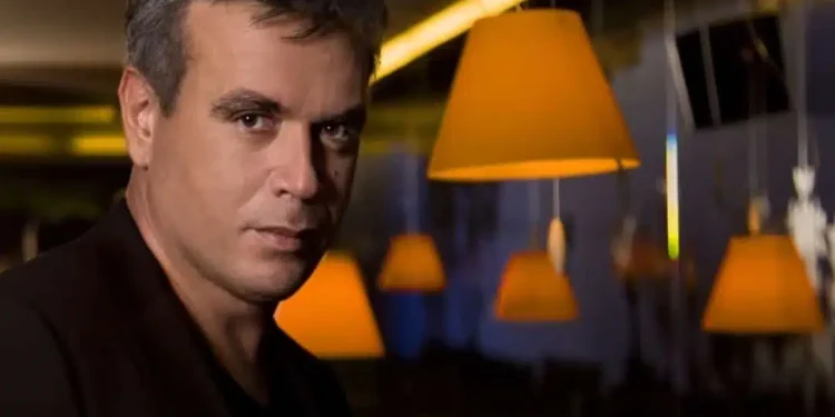 Όταν ο Λιδάκης τραγουδούσε το «Άστρα μη με μαλώνετε» και άναψε την «φλόγα» στις καρδιές των ανθρώπων