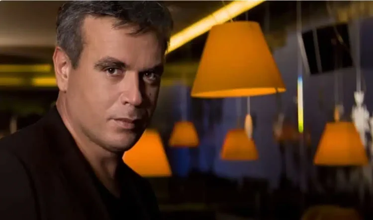 Όταν ο Λιδάκης τραγουδούσε το «Άστρα μη με μαλώνετε» και άναψε την «φλόγα» στις καρδιές των ανθρώπων