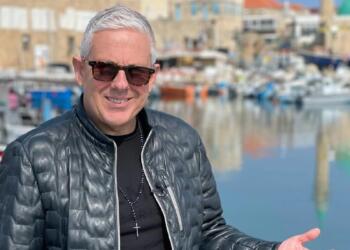 «Ξυπνάτε γιατί χανόμαστε!»: Δημόσια παρέμβαση του Τάσου Δούση πριν από τις διαδηλώσεις για τα Τέμπη