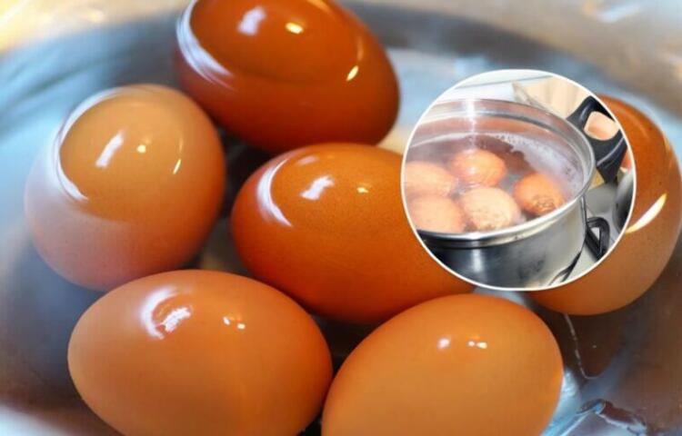 Ποτέ μην ρίχνετε το νερό μετά το βράσιμο των αυγών στον νεροχύτη: ο λόγος θα σας εκπλήξει