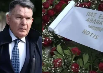Το στεφάνι του Νότη Σφακιανάκη στην κηδεία του Αλέξη Κούγια