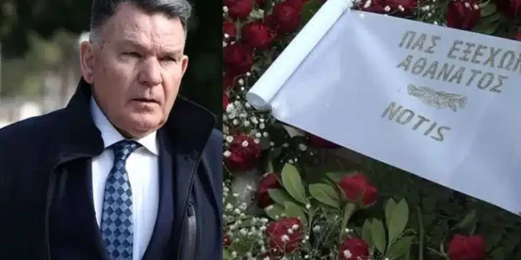 Το στεφάνι του Νότη Σφακιανάκη στην κηδεία του Αλέξη Κούγια