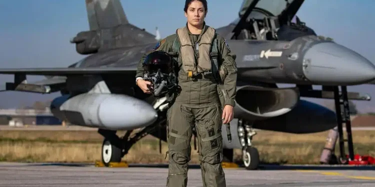 Ιστορική στιγμή για την Πολεμική Αεροπορία – Η πρώτη Ελληνίδα πιλότος σε F-16 είναι γεγονός, ποια είναι η Χρυσάνθη Νικολοπούλου