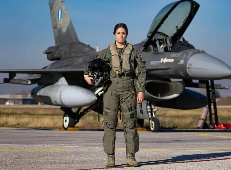 Ιστορική στιγμή για την Πολεμική Αεροπορία – Η πρώτη Ελληνίδα πιλότος σε F-16 είναι γεγονός, ποια είναι η Χρυσάνθη Νικολοπούλου