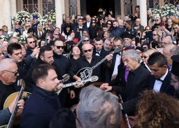 Συγκλονισμένα τα αδέρφια του στην κηδεία του – Τον αποχαιρέτησαν με το «Άστρα μη με μαλώνετε»