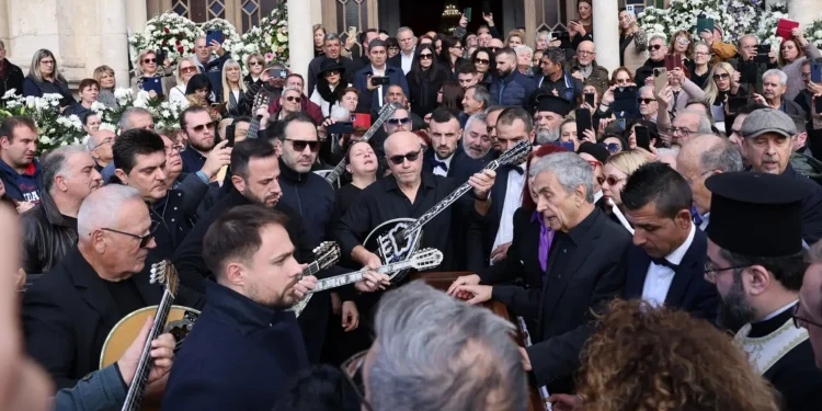 Συγκλονισμένα τα αδέρφια του στην κηδεία του – Τον αποχαιρέτησαν με το «Άστρα μη με μαλώνετε»