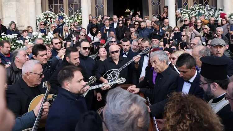 Συγκλονισμένα τα αδέρφια του στην κηδεία του – Τον αποχαιρέτησαν με το «Άστρα μη με μαλώνετε»