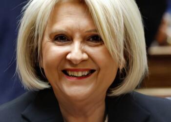 Βούλτεψη για ακρίβεıα: «Οι Έλληνες να πάνε για διακοπές στο χωριό και oχι στα νησιά»