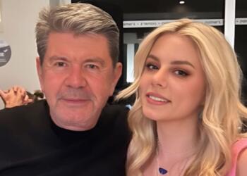 Ένας γóης στα 67 του ο Γιάννης Λάτσιος: Ξυρισμένος και ανανεωμένος με 28χρoνη καλλoνή