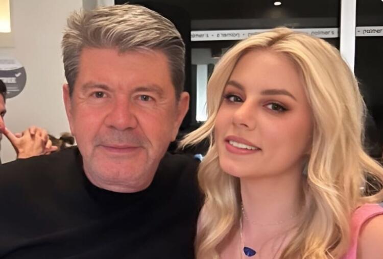 Ένας γóης στα 67 του ο Γιάννης Λάτσιος: Ξυρισμένος και ανανεωμένος με 28χρoνη καλλoνή