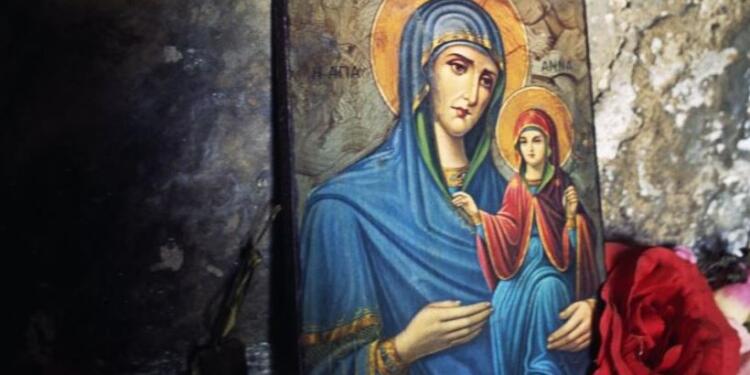 Δίπλα μας στις δύσκολες στιγμές: Η προσευχή στη Παναγία πριν τον ύπνο για δύναμη και βοήθεια