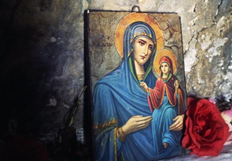 Δίπλα μας στις δύσκολες στιγμές: Η προσευχή στη Παναγία πριν τον ύπνο για δύναμη και βοήθεια