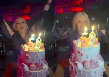 Η Πέγκυ Ζήνα έκλεισε τα 50: Το πάρτι, η διώροφη ροζ τούρτα και το τρυφερό βίντεο του Γιώργου Λύρα