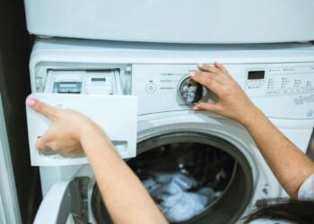 6 κόλπα για να έχετε πάντα καθαρό το πλυντήριο ρούχων