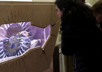 Ο πρώτος 15χρονος Άγιος της Καθολικής Εκκλησίας – Πιστοί συρρέουν στην Ασίζη για να δουν το άφθαρτο σώμα του, έχει πεθάνει εδώ και 19 χρόνια