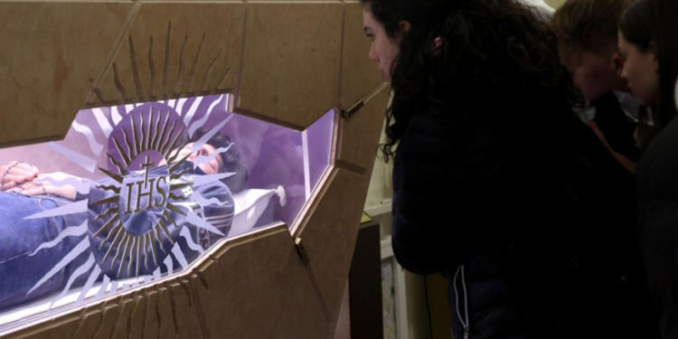 Ο πρώτος 15χρονος Άγιος της Καθολικής Εκκλησίας – Πιστοί συρρέουν στην Ασίζη για να δουν το άφθαρτο σώμα του, έχει πεθάνει εδώ και 19 χρόνια