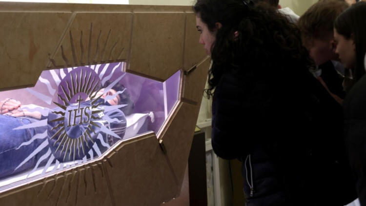 Ο πρώτος 15χρονος Άγιος της Καθολικής Εκκλησίας – Πιστοί συρρέουν στην Ασίζη για να δουν το άφθαρτο σώμα του, έχει πεθάνει εδώ και 19 χρόνια