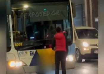 Ανήκουστο: Γυναίκα διαλύει λεωφορείο του ΟΑΣΑ επειδή ο οδηγός δεν άνοιξε την πόρτα σε… φανάρι! (video)
