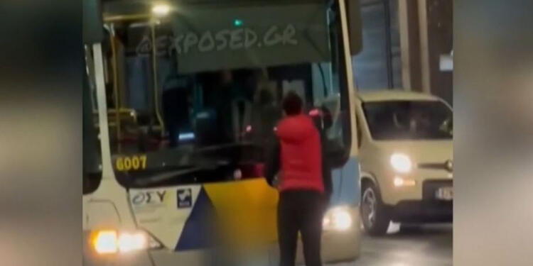 Ανήκουστο: Γυναίκα διαλύει λεωφορείο του ΟΑΣΑ επειδή ο οδηγός δεν άνοιξε την πόρτα σε… φανάρι! (video)