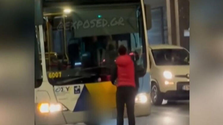 Ανήκουστο: Γυναίκα διαλύει λεωφορείο του ΟΑΣΑ επειδή ο οδηγός δεν άνοιξε την πόρτα σε… φανάρι! (video)