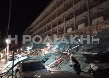 Ρόδος: Κατέρρεσε σκαλωσιά σε ξενοδοχείο και κατέστρεψε πάνω από 20 αυτοκίνητα! (photos)