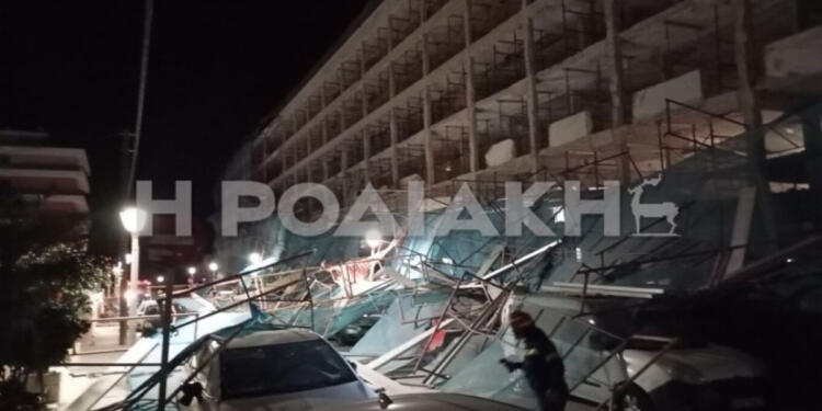 Ρόδος: Κατέρρεσε σκαλωσιά σε ξενοδοχείο και κατέστρεψε πάνω από 20 αυτοκίνητα! (photos)