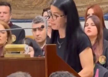 «Την αποκαλούσα φασαρία, τώρα με πνίγει η ησυχία»: Σπαράζει καρδιές η μητέρα της 23χρονης Κέλλυς που σκοτώθηκε στα Τέμπη – Παρέλαβε το πτυχίο της