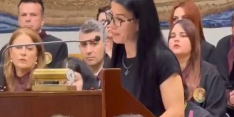 «Την αποκαλούσα φασαρία, τώρα με πνίγει η ησυχία»: Σπαράζει καρδιές η μητέρα της 23χρονης Κέλλυς που σκοτώθηκε στα Τέμπη – Παρέλαβε το πτυχίο της