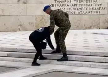 Συνελήφθη καθαρίστρια της Βουλής – Απίστευτο αuτό που κόλλησε πάνω στο φυλάκιο του εύζωνα δίπλα στο Μνημείο του Αγνώστου Στρατιώτη