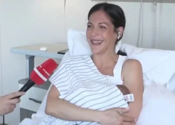 Συγκινημένη στον «αέρα» της εκπομπής της αγκαλιά με το μωρό της – «Ευχαριστώ τον Θεό που με αξίωσε να γίνω μαμά»