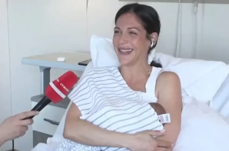 Συγκινημένη στον «αέρα» της εκπομπής της αγκαλιά με το μωρό της – «Ευχαριστώ τον Θεό που με αξίωσε να γίνω μαμά»