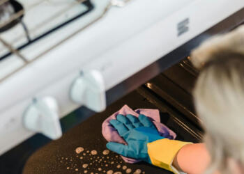 Αντίο καμένα λίπη: Το σπιτικό κόλπο με το κέρμα για αστραφτερό φούρνο στη στιγμή