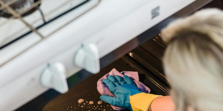 Αντίο καμένα λίπη: Το σπιτικό κόλπο με το κέρμα για αστραφτερό φούρνο στη στιγμή