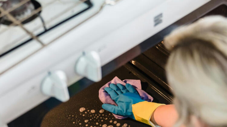 Αντίο καμένα λίπη: Το σπιτικό κόλπο με το κέρμα για αστραφτερό φούρνο στη στιγμή