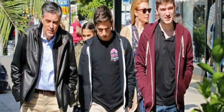 Την παντρεύτηκε ο πατέρας του όταν ήταν πολύ μικρός: Αυτή είναι η αλήθεια για τη σχέση του γιου του Νίκου Ευαγγελάτου με την Τατιάνα Στεφανίδου