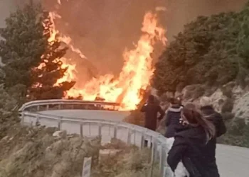 Φωτιά στη Λευκάδα – Μήνυμα του 112, εκκενώνουν τον Άγιο Νικήτα