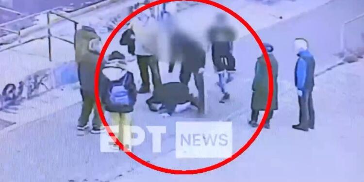 Καλλιθέα: Ανατριχιαστικό βίντεο ντοκουμέντο από την κατάρρευση 18χρονου μετά από επίθεση παρέας ανηλίκων