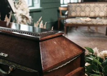 Χαμός σε κηδεία όταν ο νεκρός άνοιξε τα μάτια: Έτρεχαν πανικόβλητοι οι συγγενείς