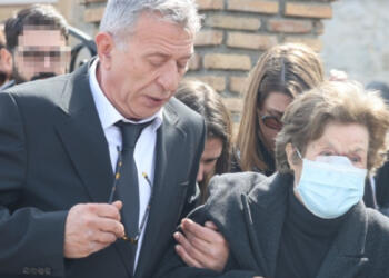 «Λύγισε» ο Κώστας Κόκλας για την Καίτη Κωνσταντίνου: «Ημασταν δύο φορές συγγενείς…»