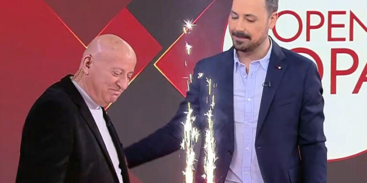 Ο Πέτρος Κουσουλός άφησε… άναυδο τον Κατερινόπουλο: Η τούρτα γενεθλίων και η τρομερή του ατάκα